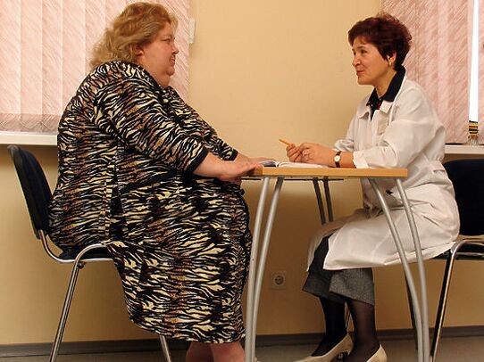 На консултацији флеболога, пацијент са проширеним венама узрокованим гојазношћу
